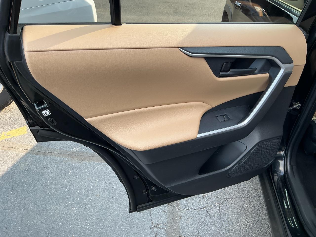Toyota RAV4 Hybrid LE AWD (Natl) 2020