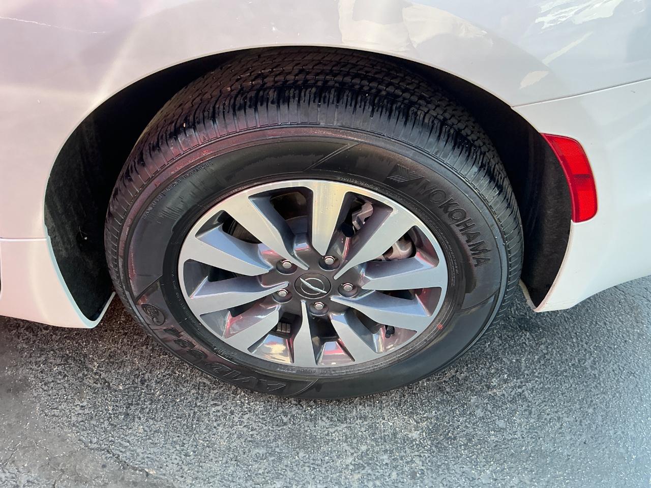 Chrysler Pacifica Hybrid Touring L FWD 2023