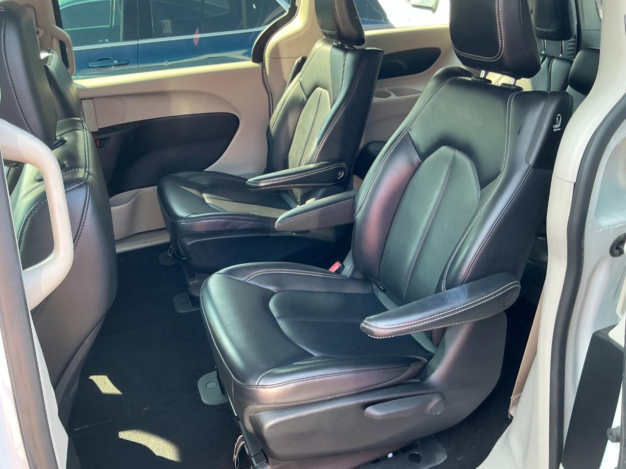 Chrysler Pacifica Hybrid Touring L FWD 2023