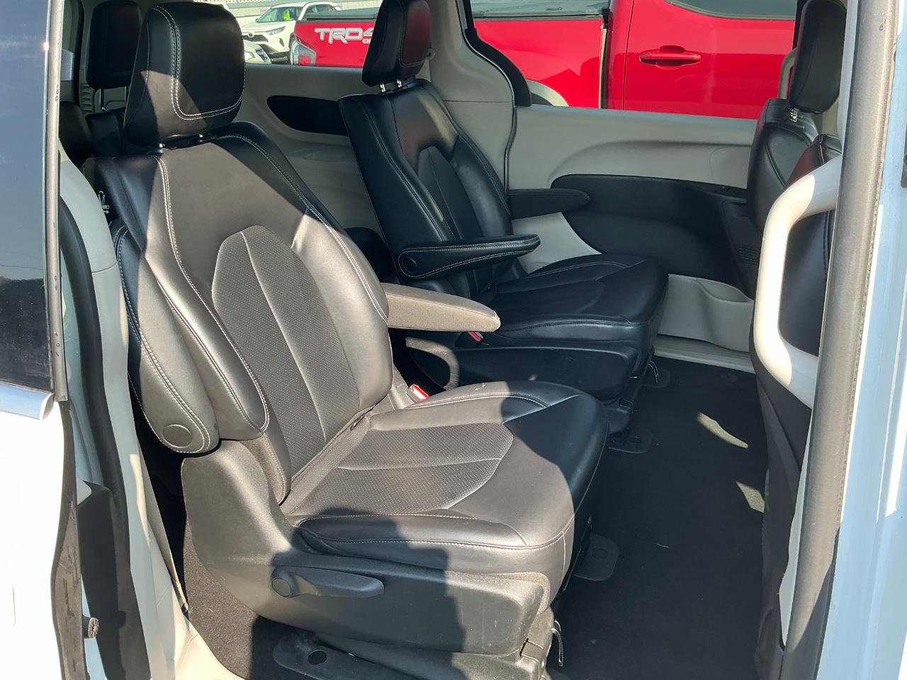 Chrysler Pacifica Hybrid Touring L FWD 2023