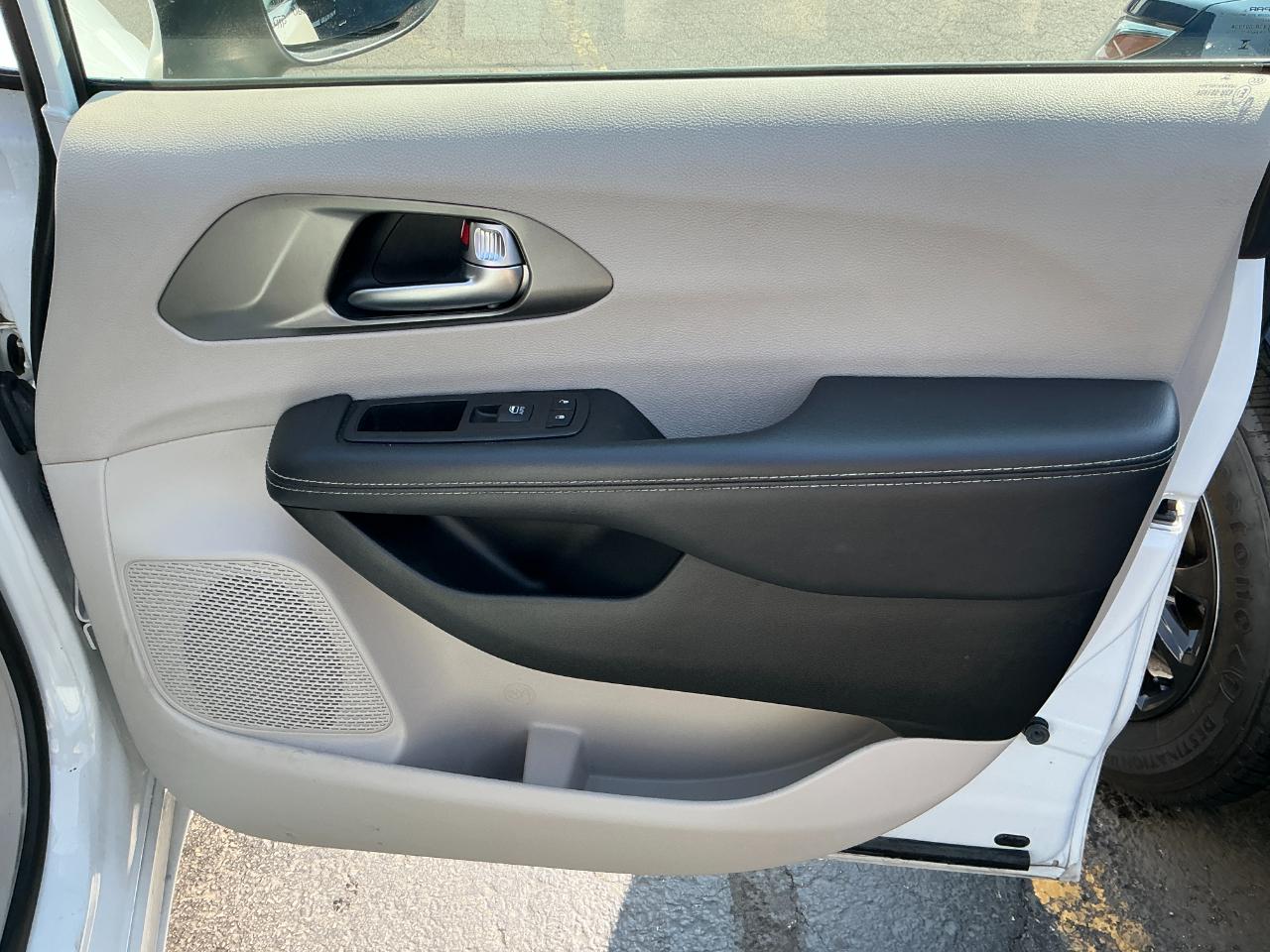 Chrysler Pacifica Hybrid Touring L FWD 2023