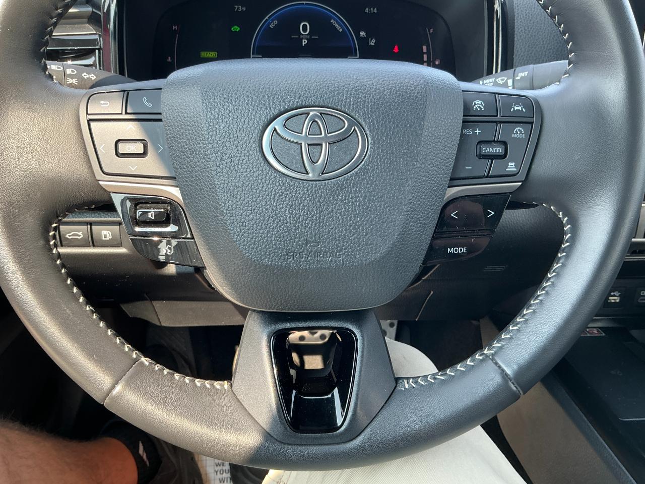 Toyota Camry SE (Natl) 2025