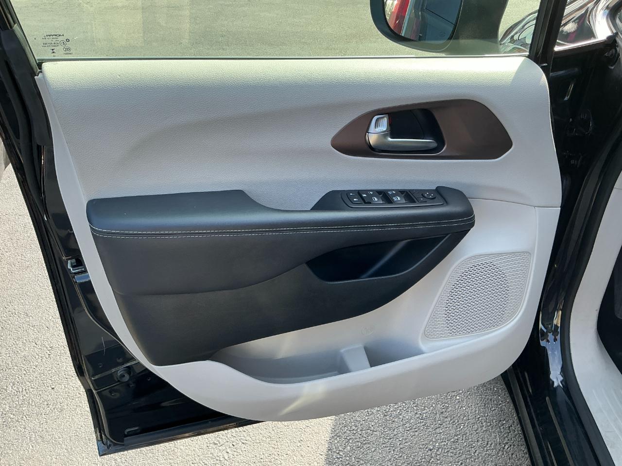 Chrysler Voyager LX FWD 2023