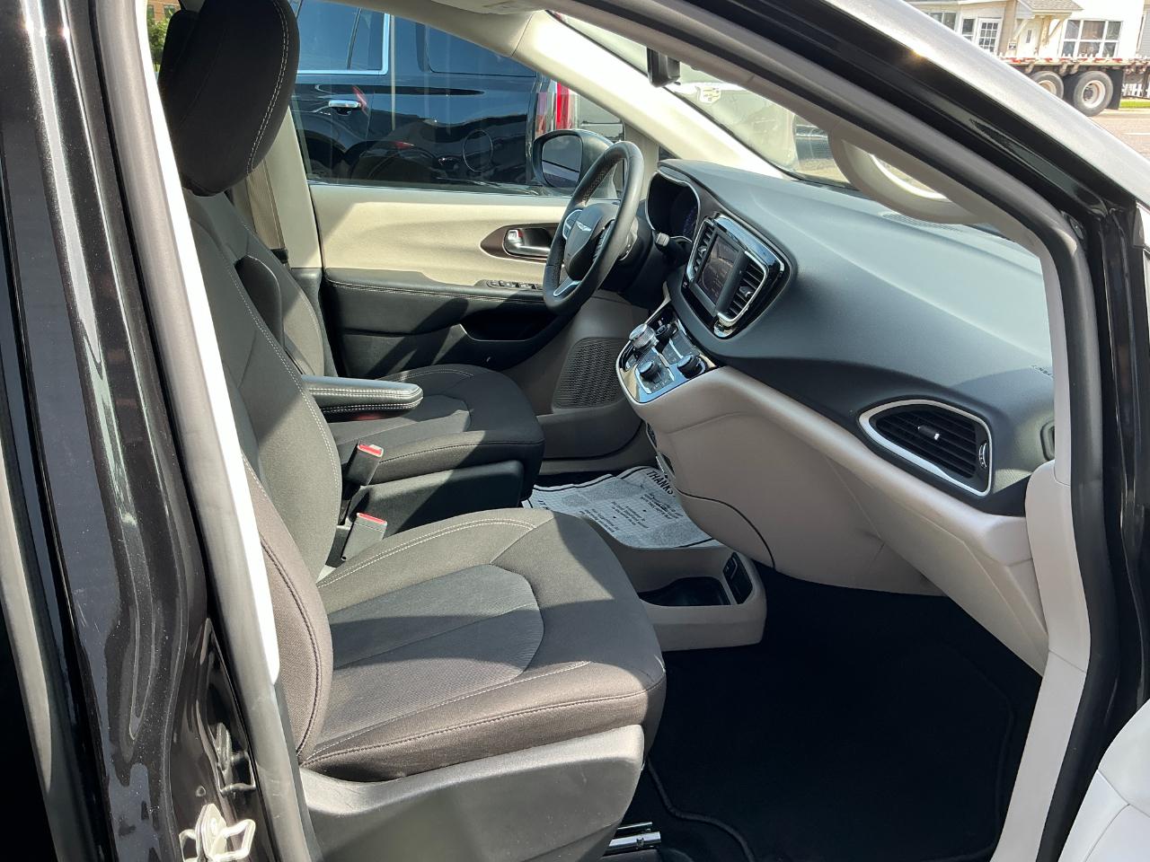 Chrysler Voyager LX FWD 2023