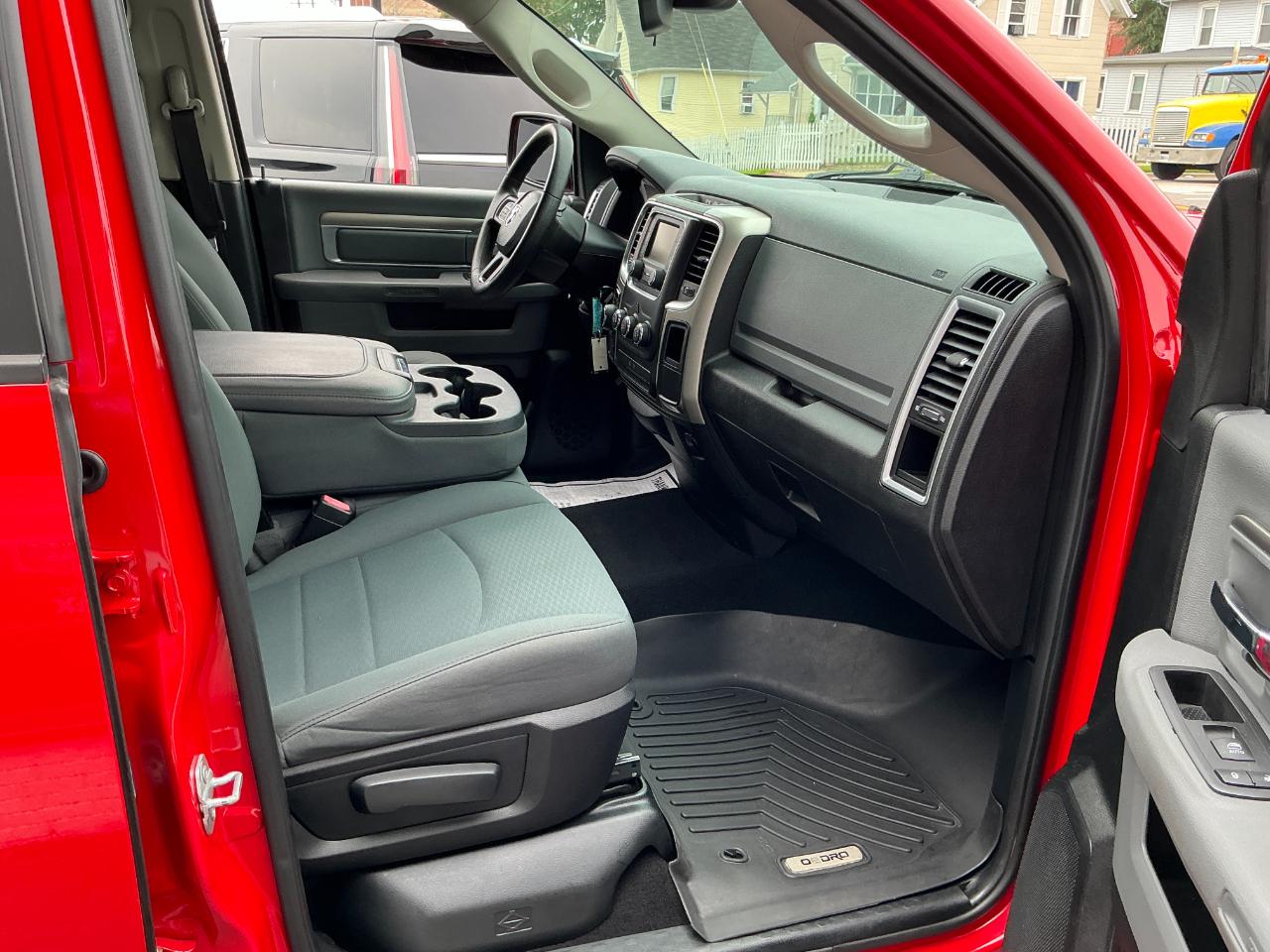 RAM 1500 4WD Quad Cab 140.5" SLT 2014