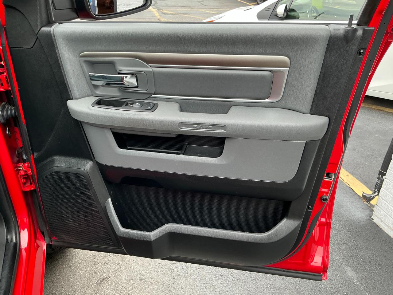 RAM 1500 4WD Quad Cab 140.5" SLT 2014