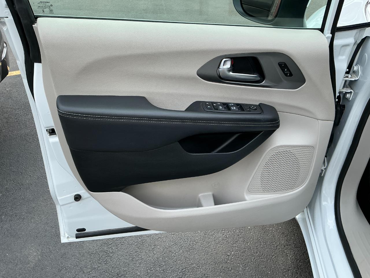 Chrysler Pacifica Touring L FWD 2023