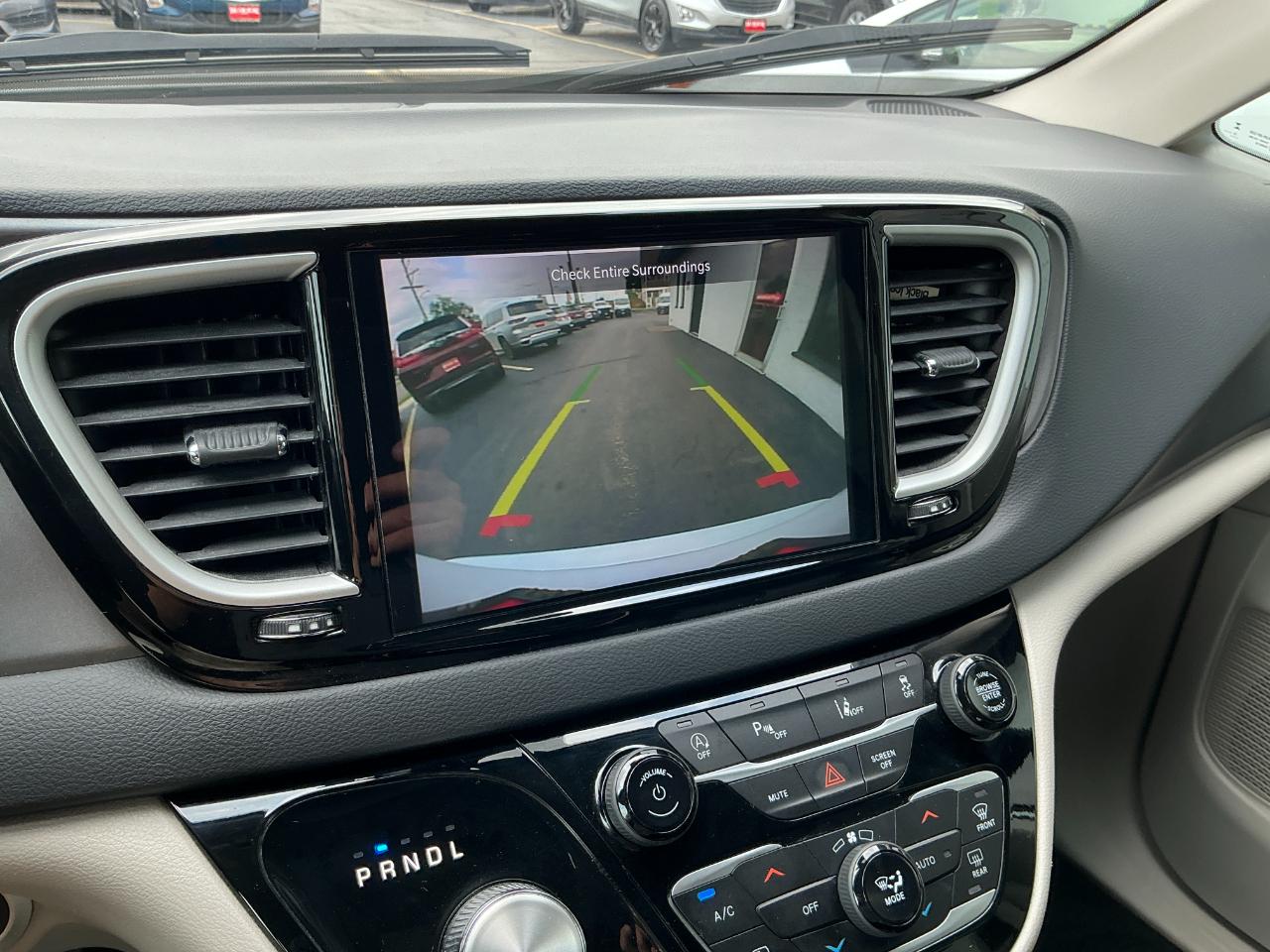 Chrysler Pacifica Touring L FWD 2023