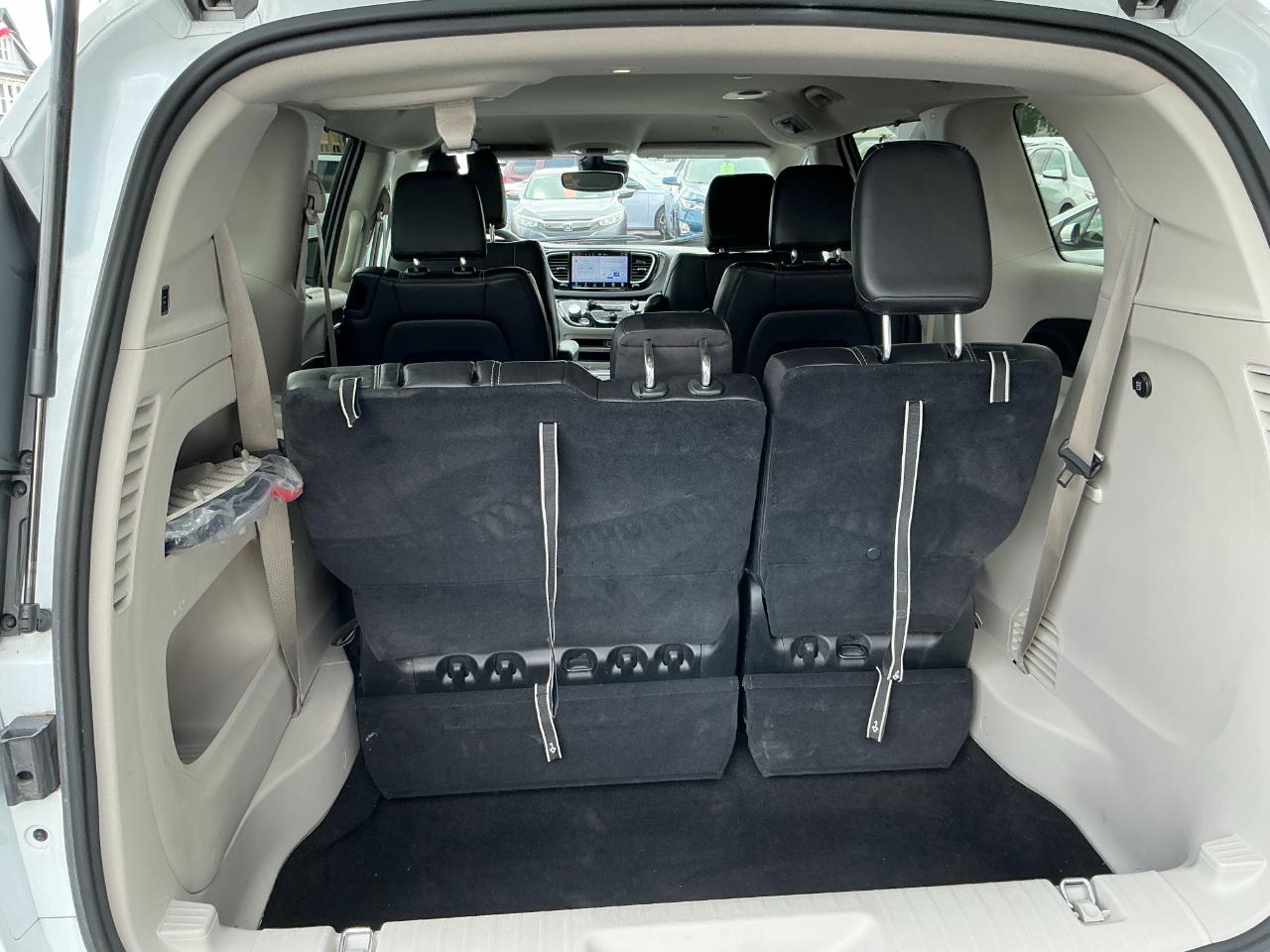Chrysler Pacifica Touring L FWD 2023