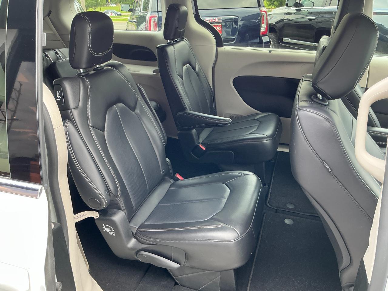 Chrysler Pacifica Touring L FWD 2023