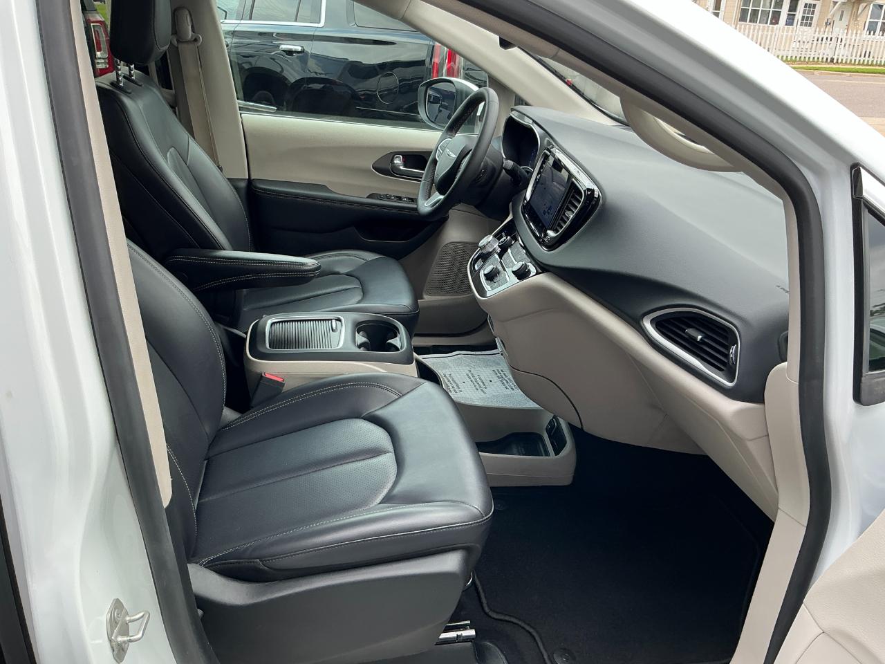 Chrysler Pacifica Touring L FWD 2023