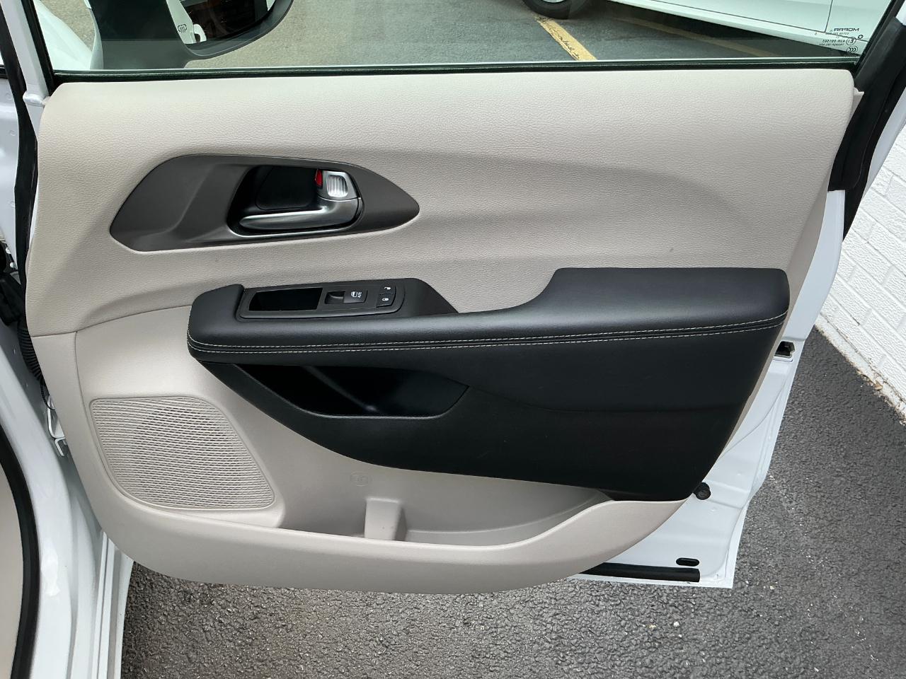 Chrysler Pacifica Touring L FWD 2023