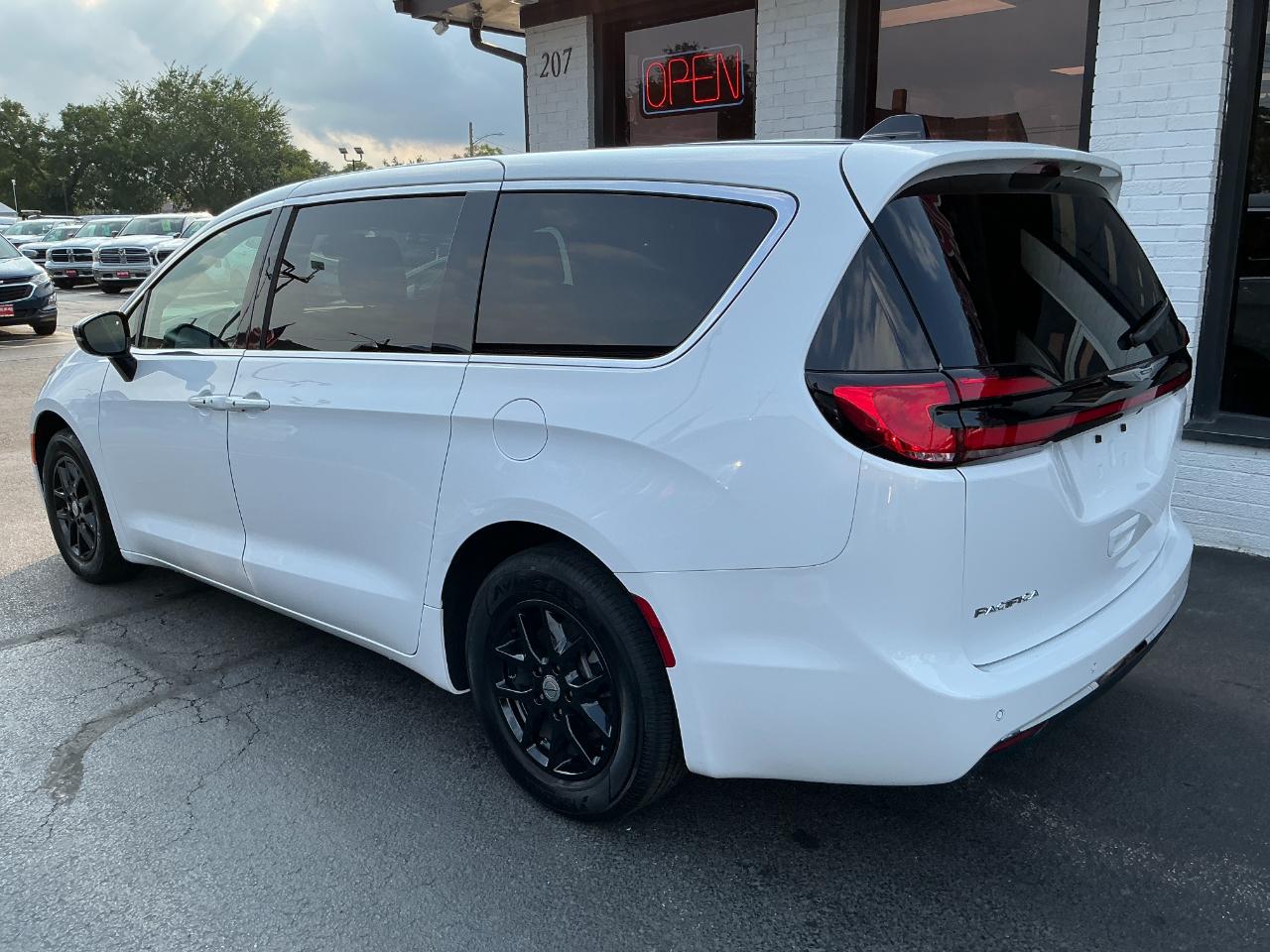 Chrysler Pacifica Select FWD 2025