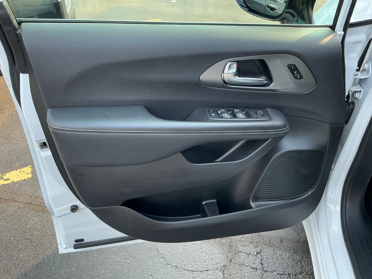 Chrysler Pacifica Select FWD 2025