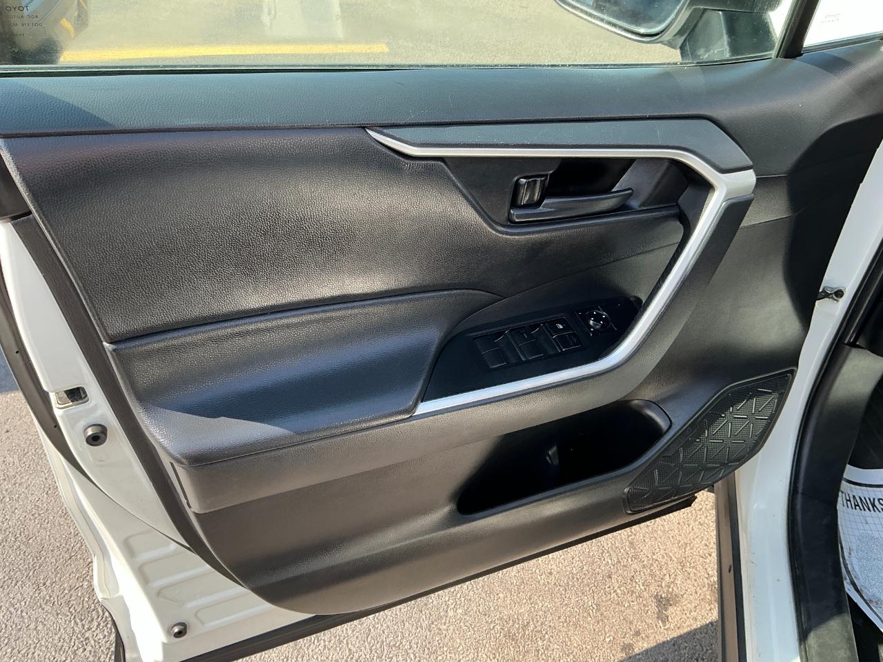 Toyota RAV4 LE AWD (Natl) 2021
