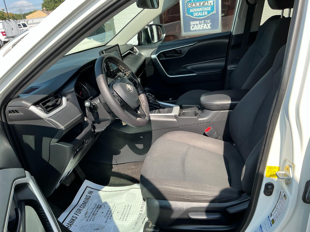 Toyota RAV4 LE AWD (Natl) 2021