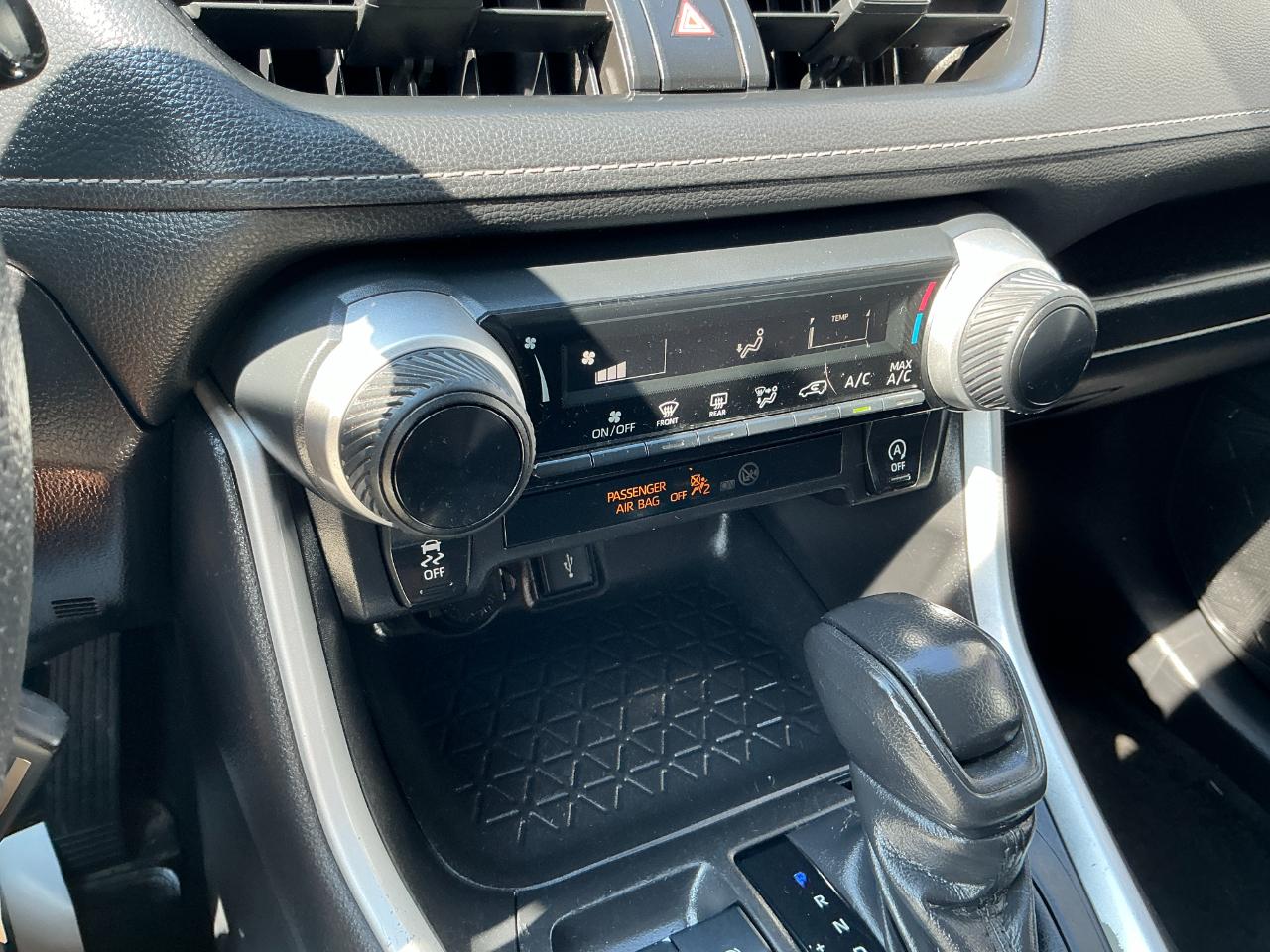 Toyota RAV4 LE AWD (Natl) 2021