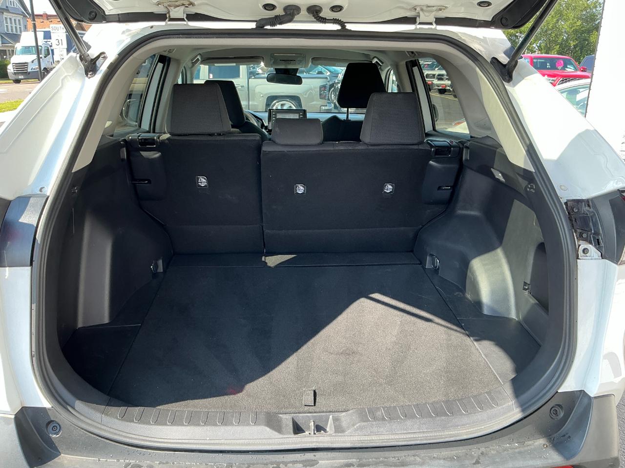 Toyota RAV4 LE AWD (Natl) 2021