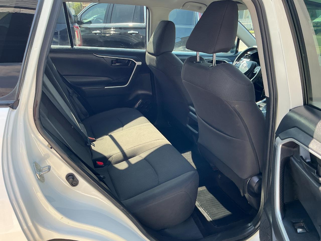 Toyota RAV4 LE AWD (Natl) 2021