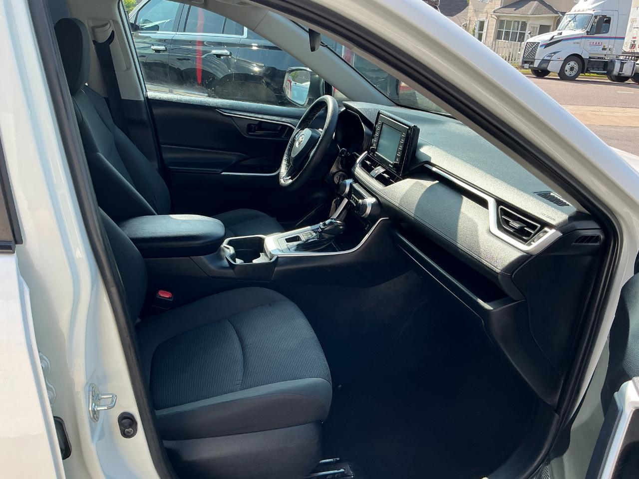 Toyota RAV4 LE AWD (Natl) 2021