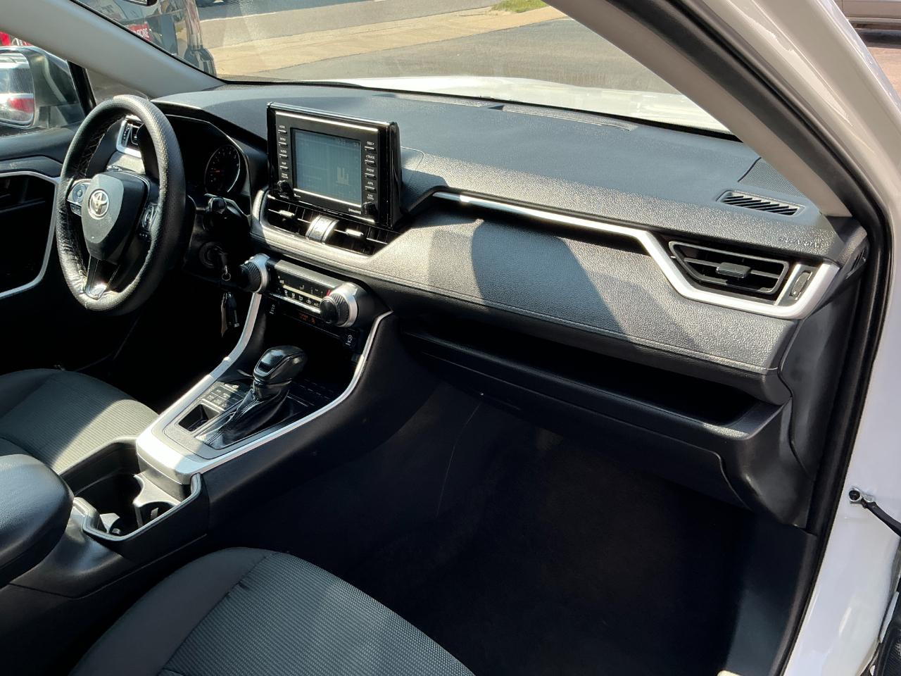 Toyota RAV4 LE AWD (Natl) 2021