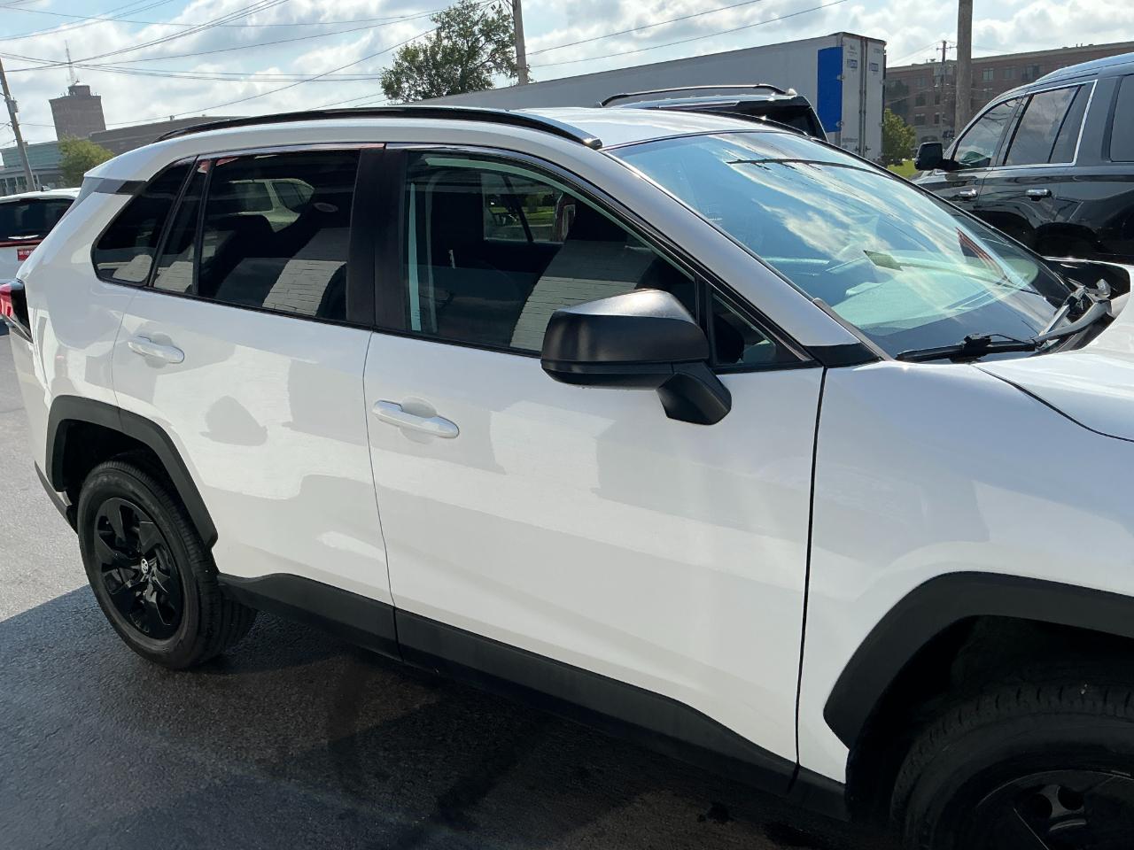 Toyota RAV4 LE AWD (Natl) 2021