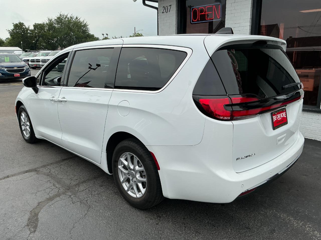 Chrysler Pacifica Touring FWD 2023