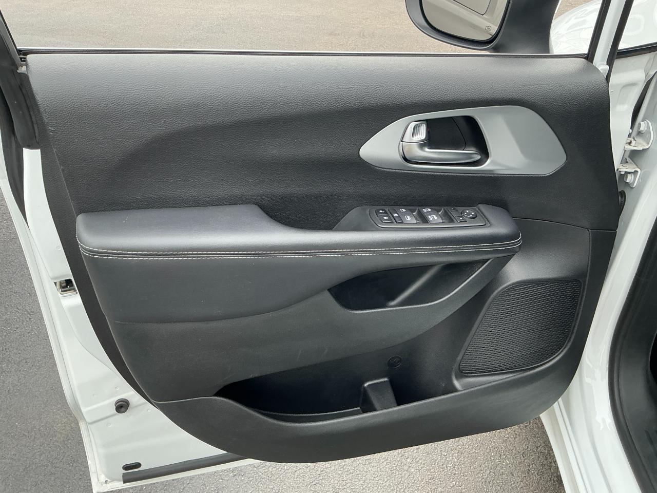 Chrysler Pacifica Touring FWD 2023