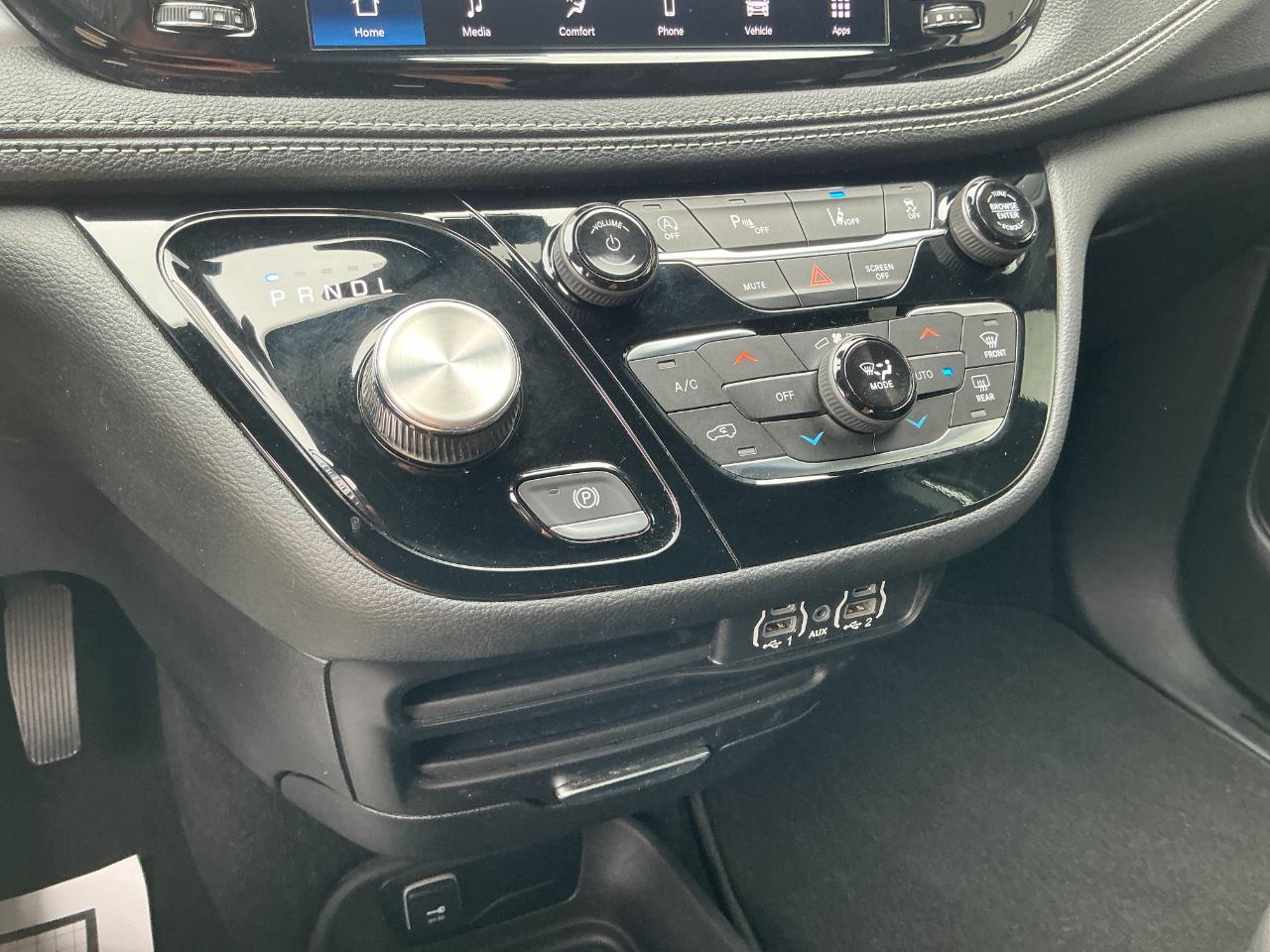 Chrysler Pacifica Touring FWD 2023