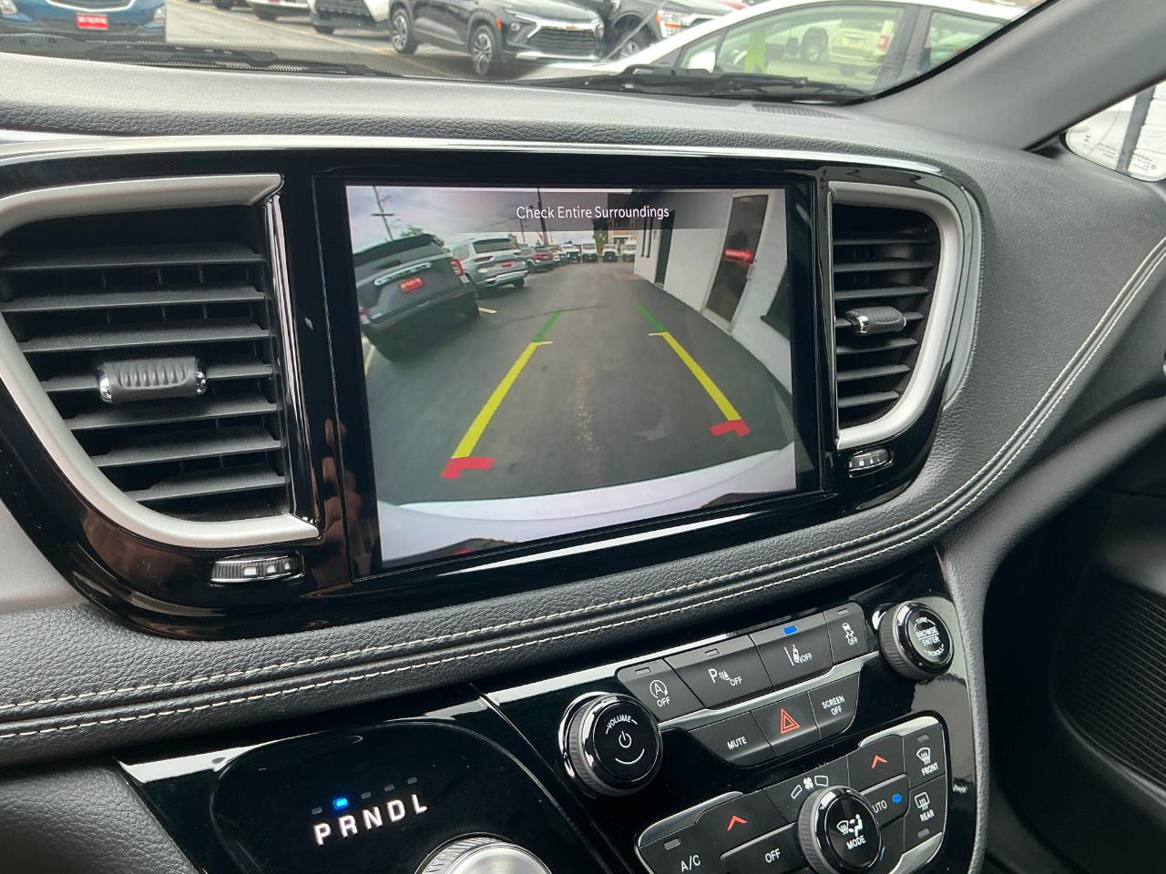 Chrysler Pacifica Touring FWD 2023