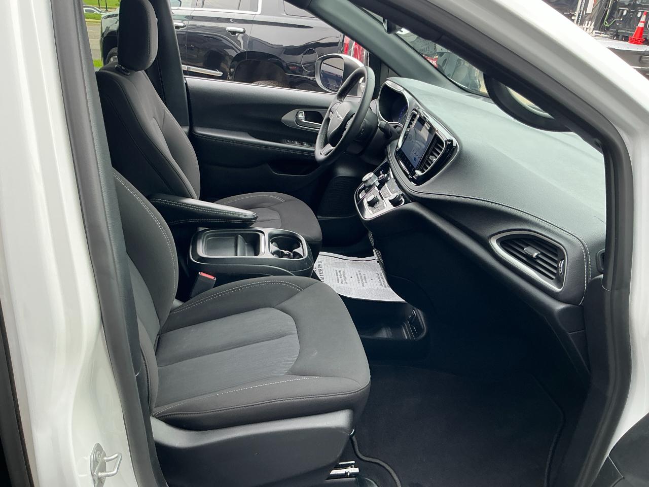 Chrysler Pacifica Touring FWD 2023