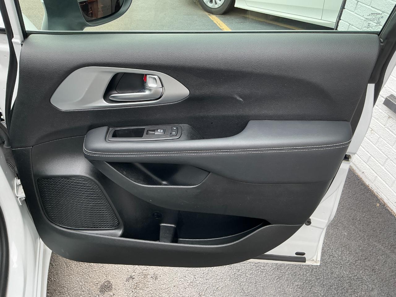 Chrysler Pacifica Touring FWD 2023