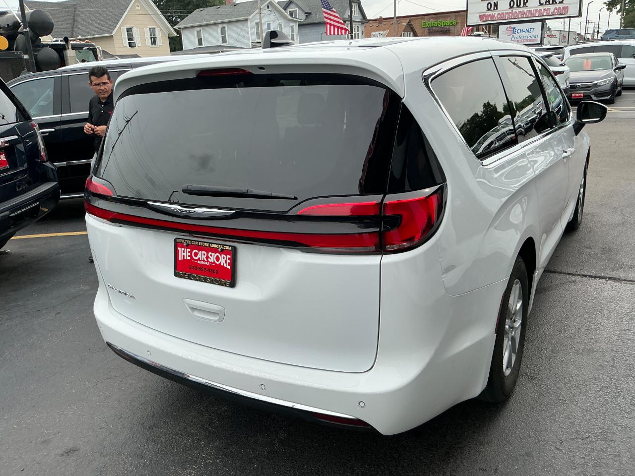 Chrysler Pacifica Touring FWD 2023