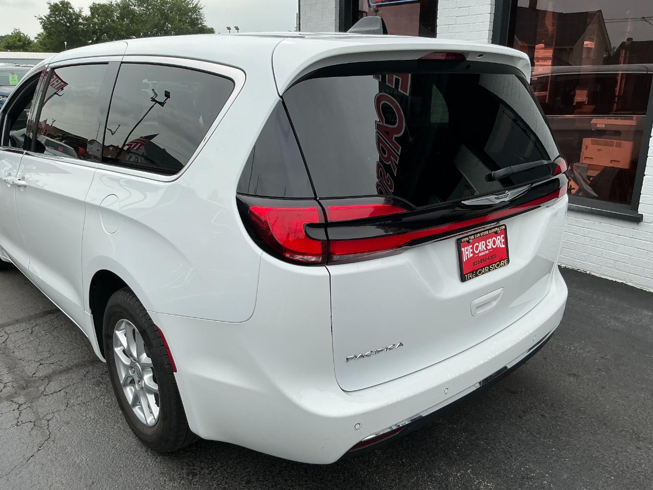 Chrysler Pacifica Touring FWD 2023