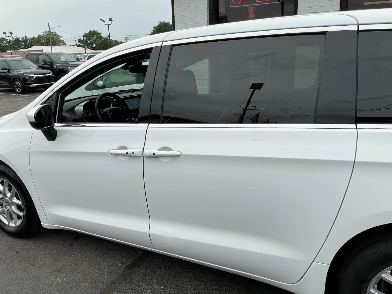 Chrysler Pacifica Touring FWD 2023