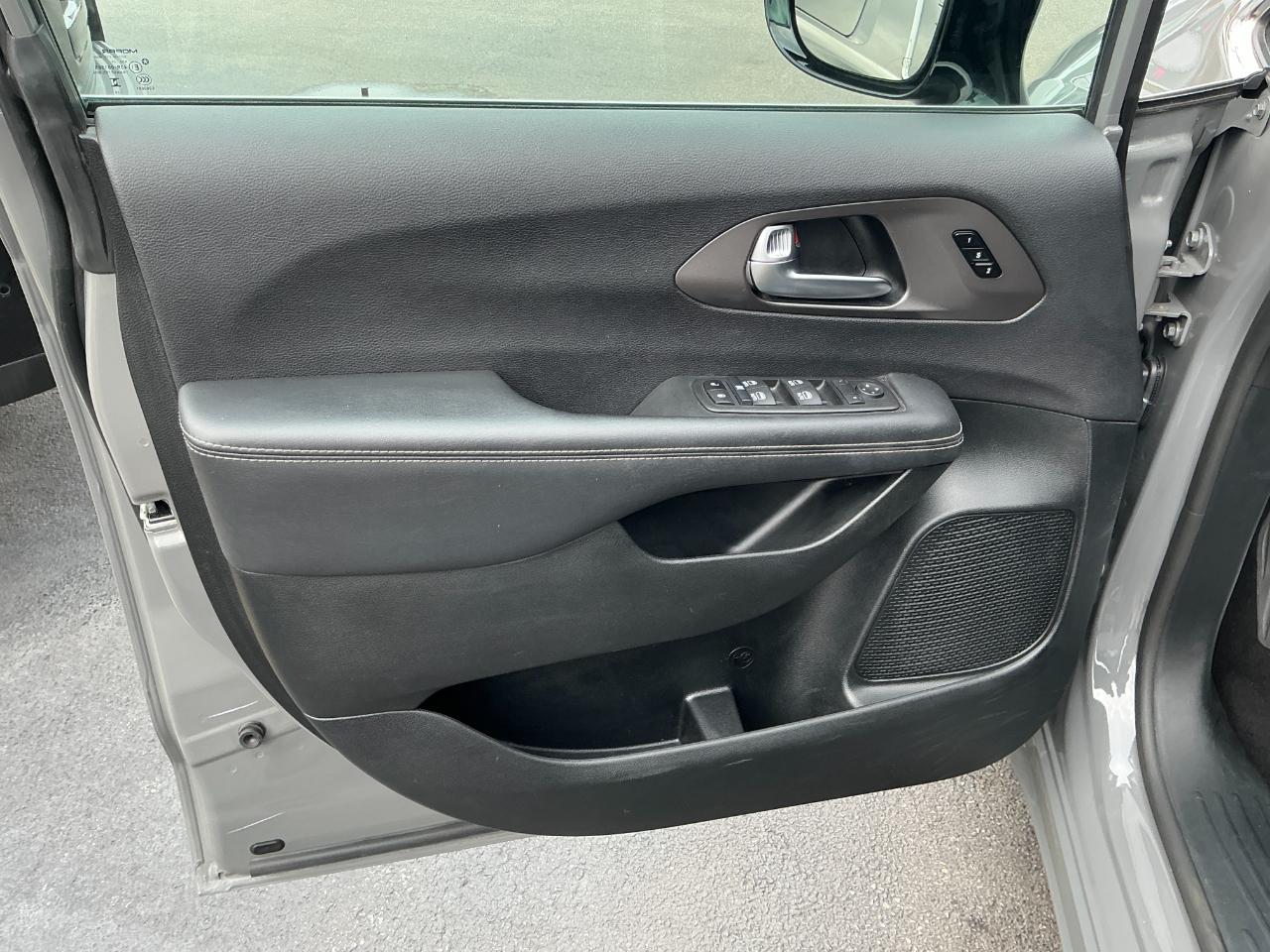 Chrysler Pacifica Select FWD 2025