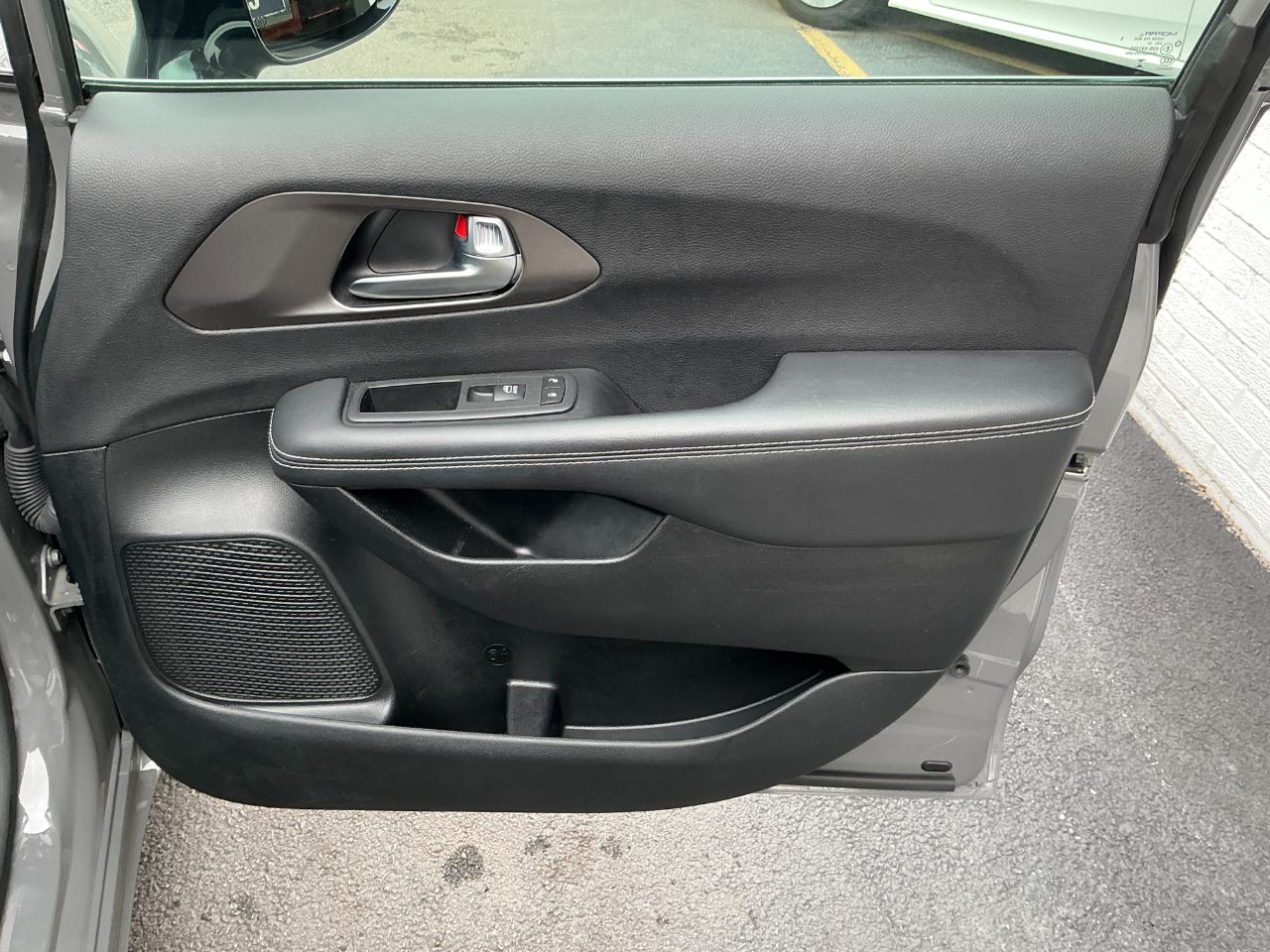 Chrysler Pacifica Select FWD 2025