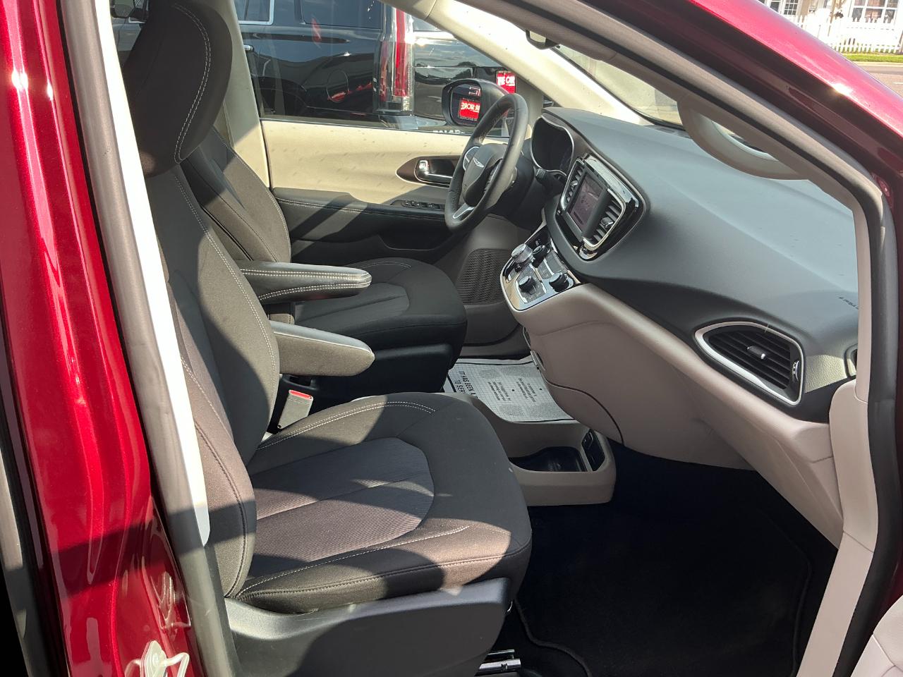 Chrysler Voyager LX FWD 2023