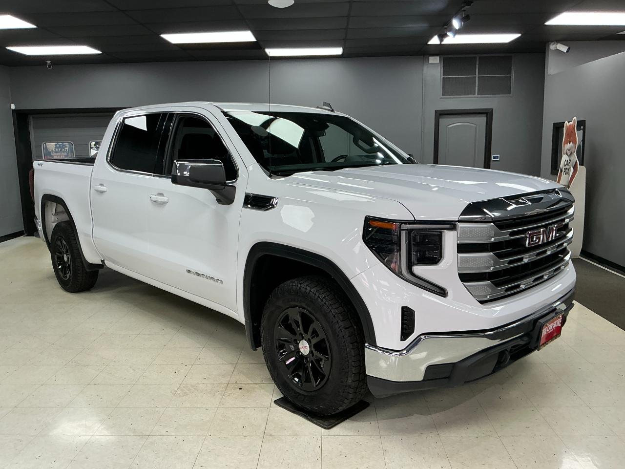 GMC Sierra 1500 4WD Crew Cab 147" SLE 2024