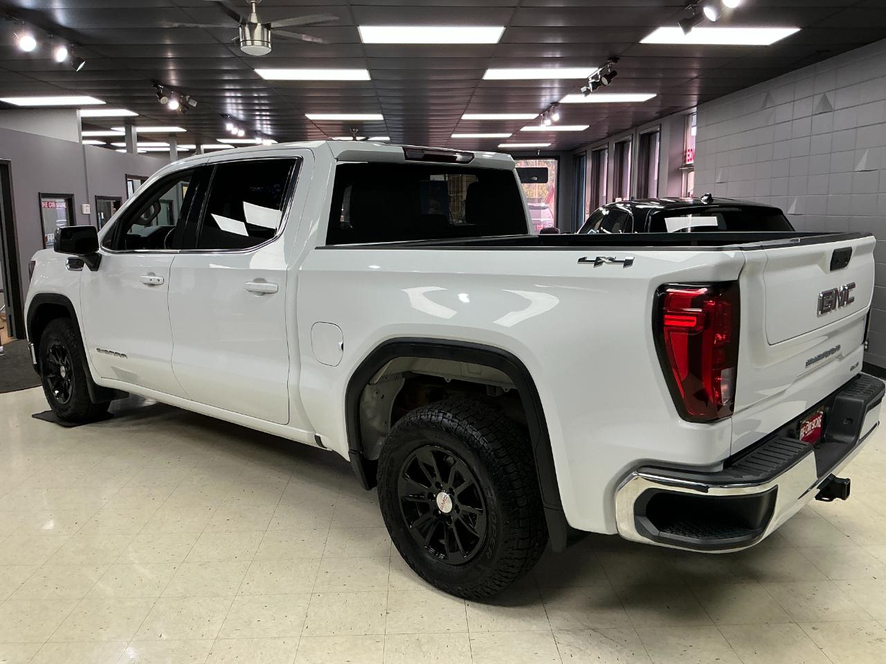 GMC Sierra 1500 4WD Crew Cab 147" SLE 2024