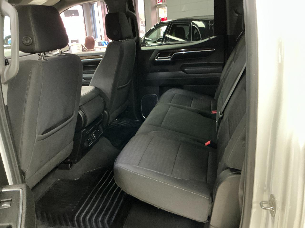 GMC Sierra 1500 4WD Crew Cab 147" SLE 2024
