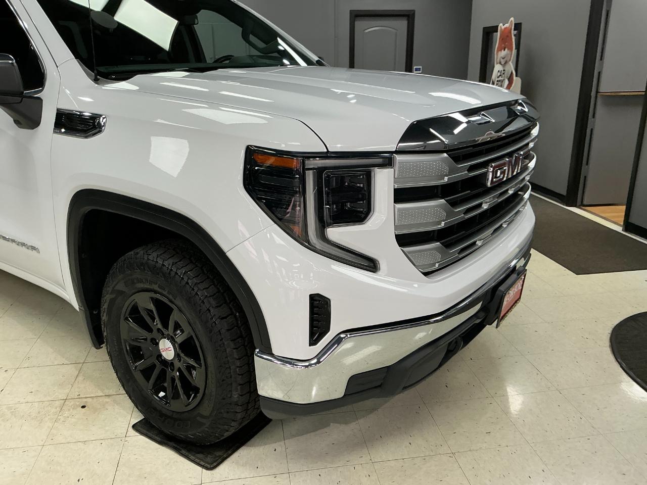 GMC Sierra 1500 4WD Crew Cab 147" SLE 2024