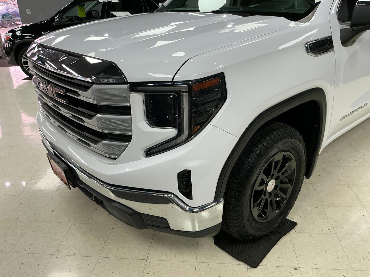 GMC Sierra 1500 4WD Crew Cab 147" SLE 2024