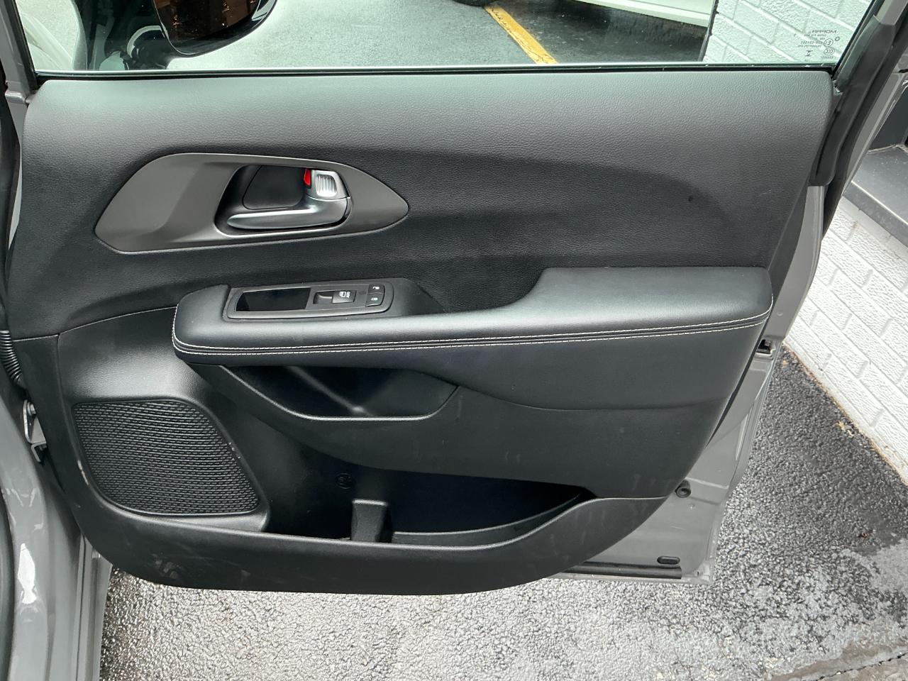 Chrysler Pacifica Select FWD 2025