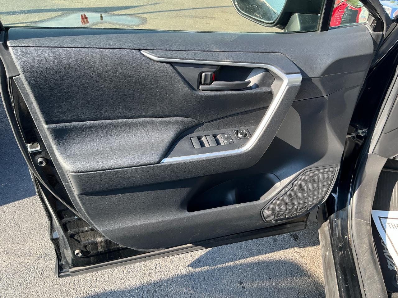 Toyota RAV4 LE FWD (Natl) 2019