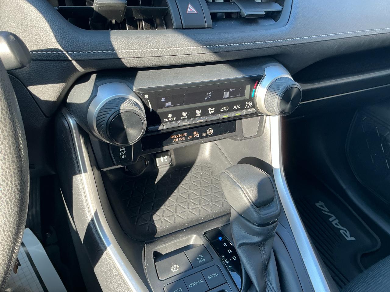 Toyota RAV4 LE FWD (Natl) 2019