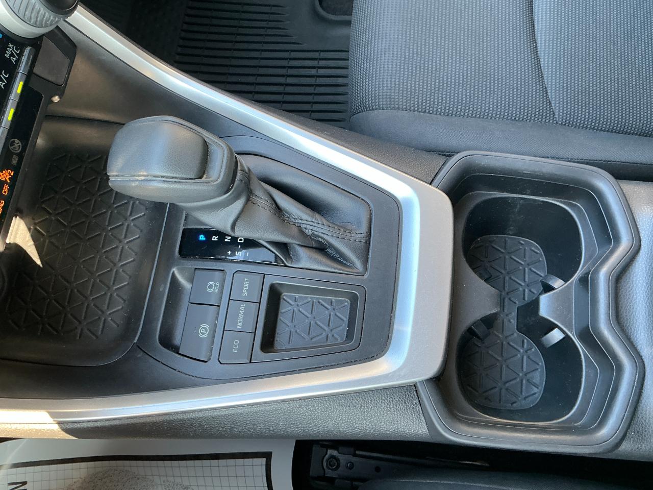 Toyota RAV4 LE FWD (Natl) 2019