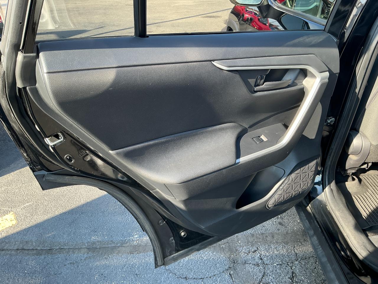 Toyota RAV4 LE FWD (Natl) 2019