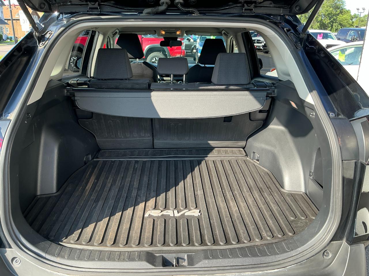 Toyota RAV4 LE FWD (Natl) 2019