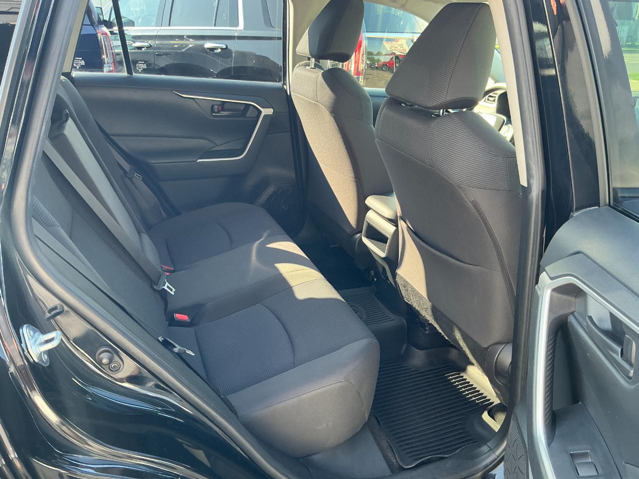 Toyota RAV4 LE FWD (Natl) 2019